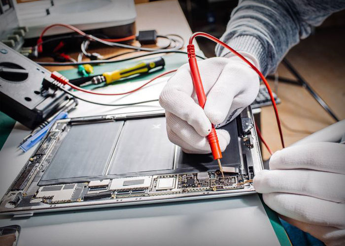 Reparation af iPad med special værktøj