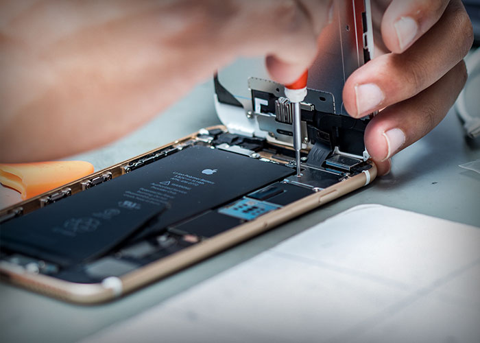 Åben iPhone igang med reparation